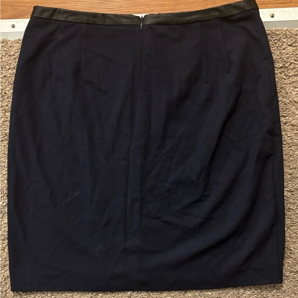 Ann Taylor Woman 8 Elegant Navy Wrap Skirt Black LeatherTrim Excellent Like New - Picture 8 of 9
